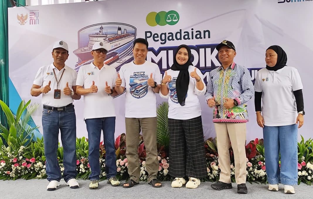 Yohanis Wulang, Haji Muchtar SE, Msi , Teguh Wahyono berfoto dengan perwakilan pemudik